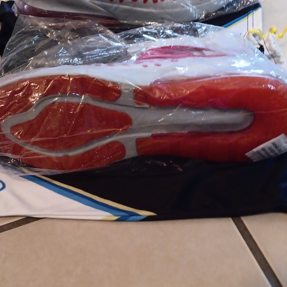 ROCKDEEP Mansa Musa (Red Winter) Unisex - Picture 3 of 3